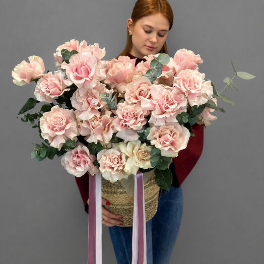 Корзина из 25 нежно-розовых французских роз