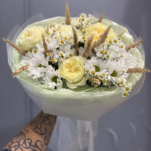 Милый букет с ромашками и пионовидными розами 💛