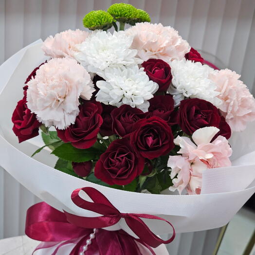 Букет "Прелесть моя" 🌸 кустовые красные розы, нежно розовые диантусы, хризантема