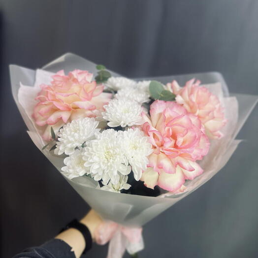 Нежный букет с розами и хризантемой 💗