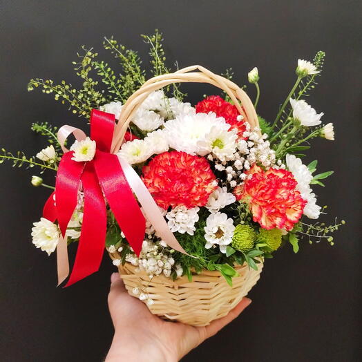 Цветы в корзине  из хризантемы,гвоздики, сантини, тласпи, гипсофилы
