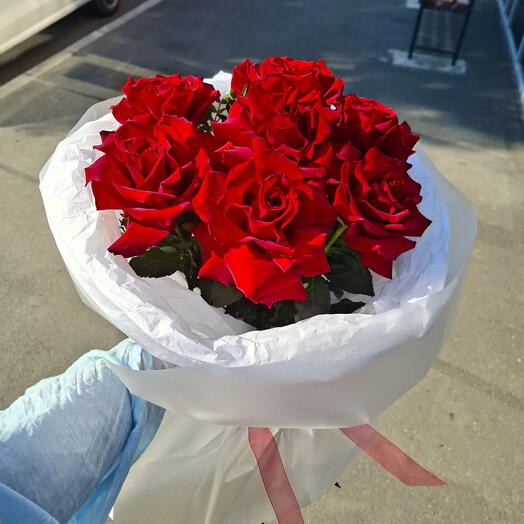 Яркий букет из ажурных красных роз