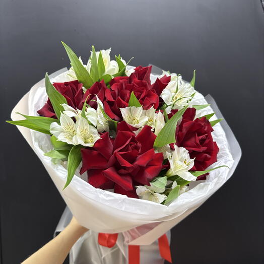 Букет с красными розами и альстромерией
