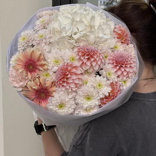 White hydrangeas with dahlias