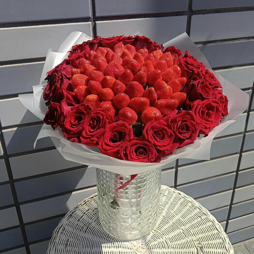 ЯГОДКА 🍓 Букет со свежей клубникой и 25 красных роз 😍Красная роза 🌹 Ягодный букет розы Дофаминовый букет Пиономания