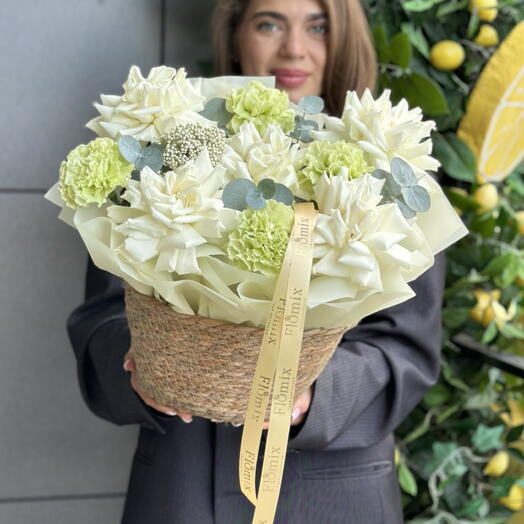 Нежная корзина с белыми розами