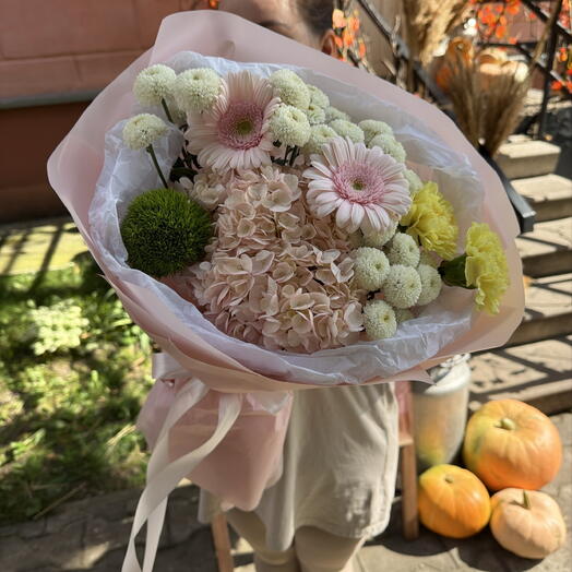 Сборный букет с диантусами, хризантемой, гермини