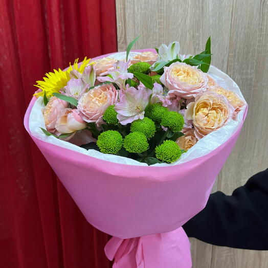 Букет из кустовых роз и подсолнуха