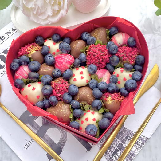 Клубника в шоколаде мини сердце + подарок от Vivienne Sabo - румяна MACARON