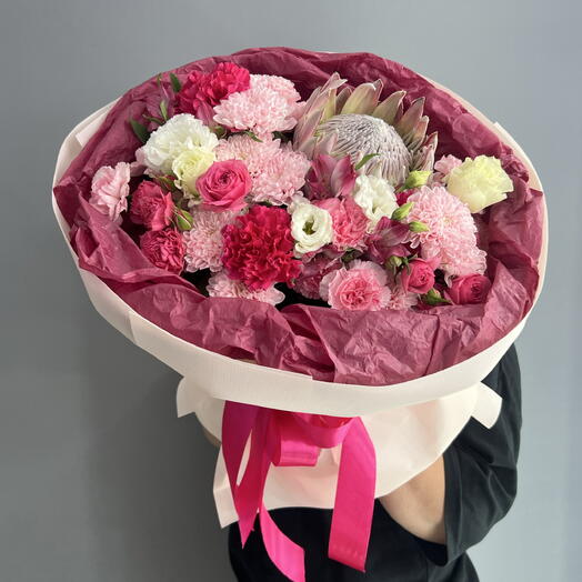 Букет экзотический 🌿 пудровая протея 🌸 пионовидная кустовая Роза 🌺 яркий диантус 🩷
