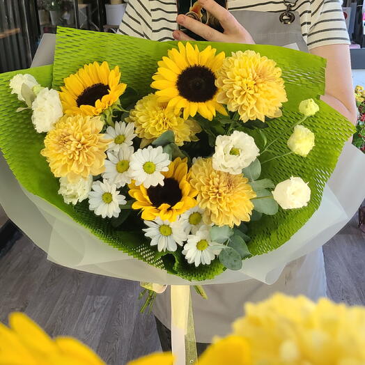 Букет с подсолнухами и хризантемой