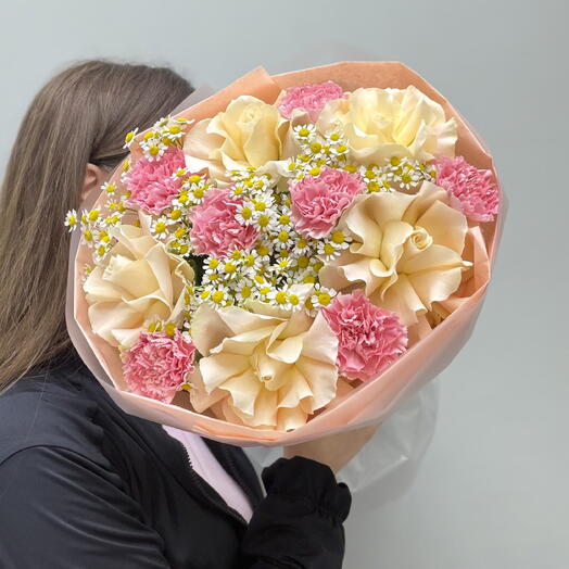 Букет с французскими розами, танацетумом и диантусами