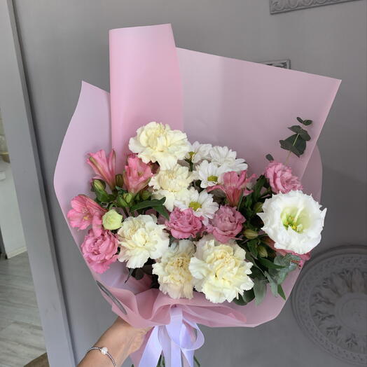 Букет с диантусами и альстромерией