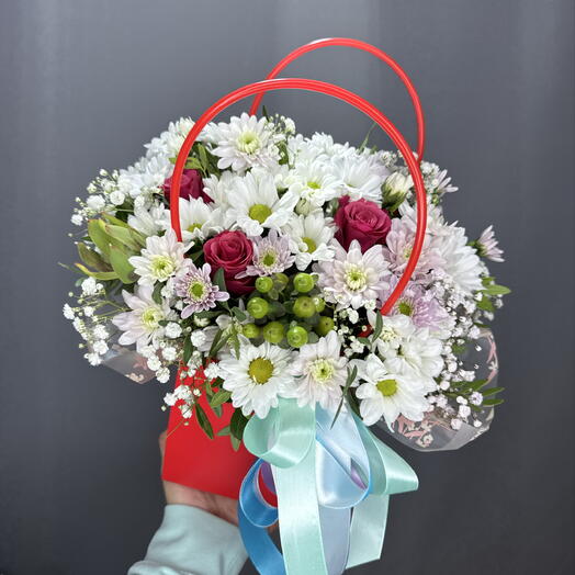 Композиция из свежих цветов в сумочке 🌸🩷