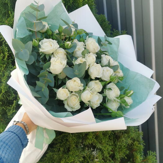 Букет белых роз с эвкалиптом🌿