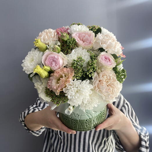 Композиция в кашпо 🌿 кустовая пионовидная Роза 🌸 кремовый диантус 🌸 седум 🍀