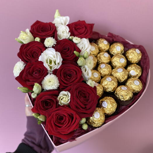 Композиция с розами и конфетами Ferrero Rocher
