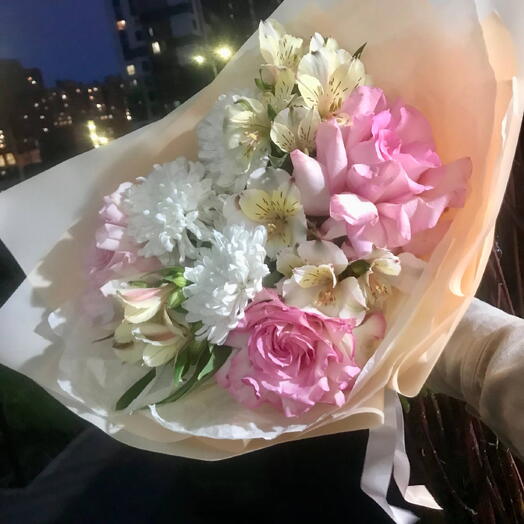 «Розовый рассвет» — нежный букет с розами, хризантемами и альстромериями
