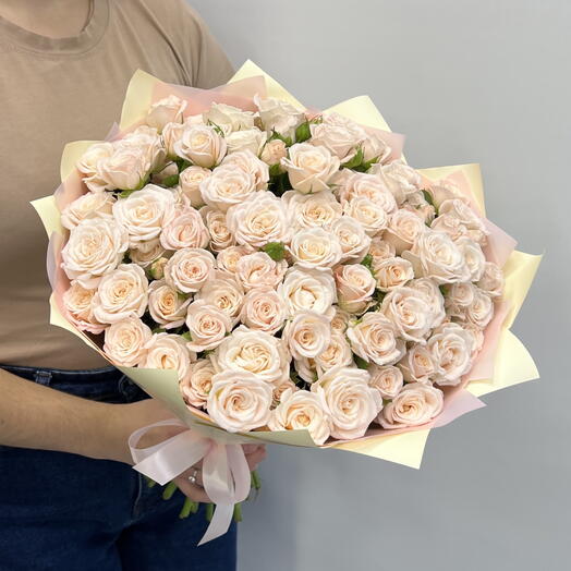 Букет из 25 нежных пионовидных кустовых роз Бомбастик