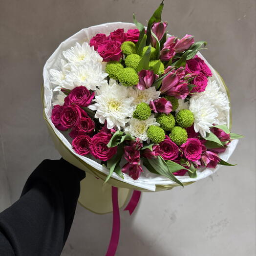 Яркий букет из хризантем, кустовых роз и альстромерий