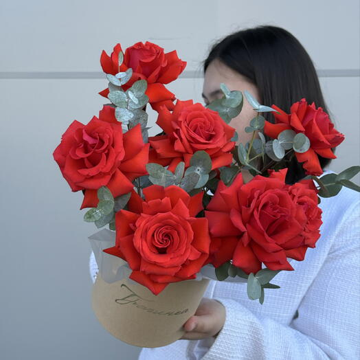 Композиция из 7 ажурных красных роз
