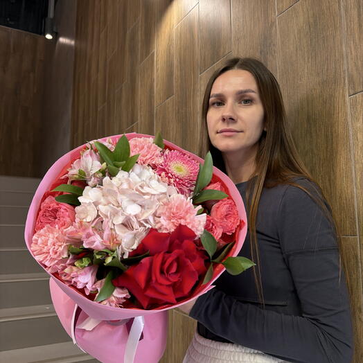 Букет с ажурными розами и гортензия