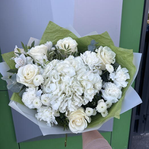 Авторский букет с гортензией и розой