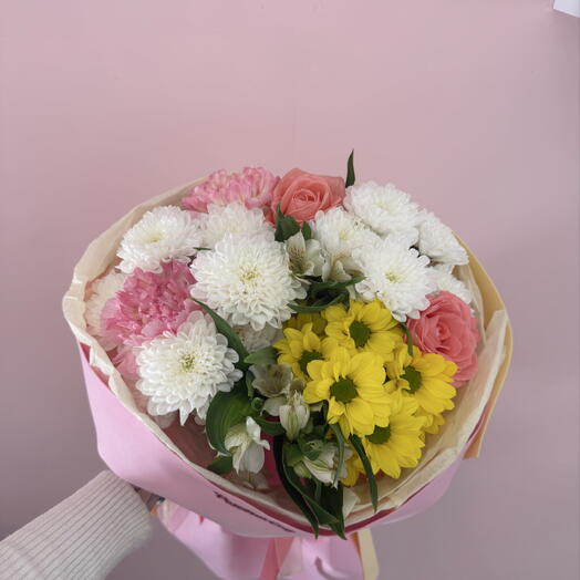 Авторский букет с розами, хризантемами и альстромерией 🌸