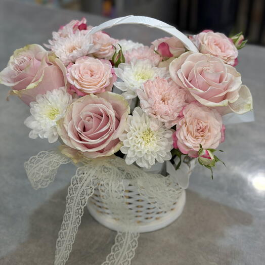 Композиция из роз в корзинке🌹