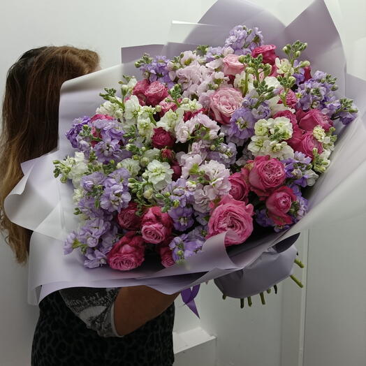 Авторский букет ароматная маттиола, роза пионовидная кустовая