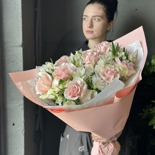 Французские розы с альстромерией