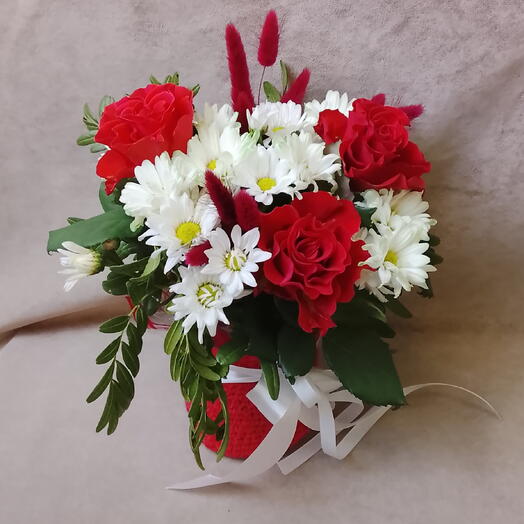 Розы с Хризантемой и лагурусом