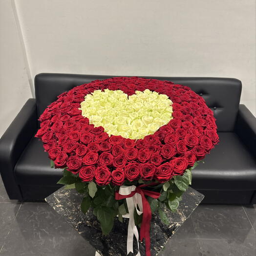 Большая корзина красных роз с белым сердцем 🌹🌹🌹