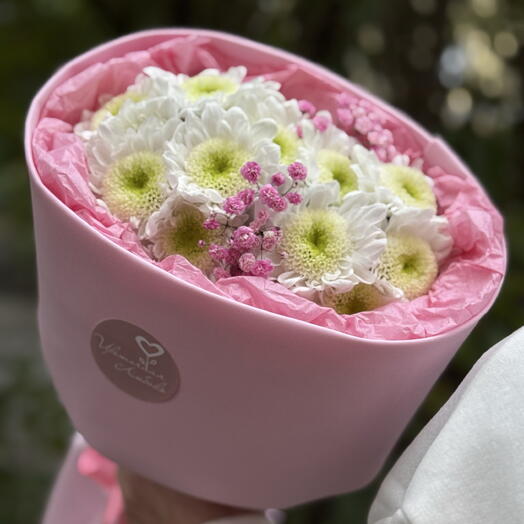 Розовое облако из гипсофилы и кустовой хризантемы