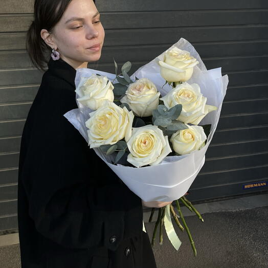 Букет из 7 пионовидных белых роз Кендлайт
