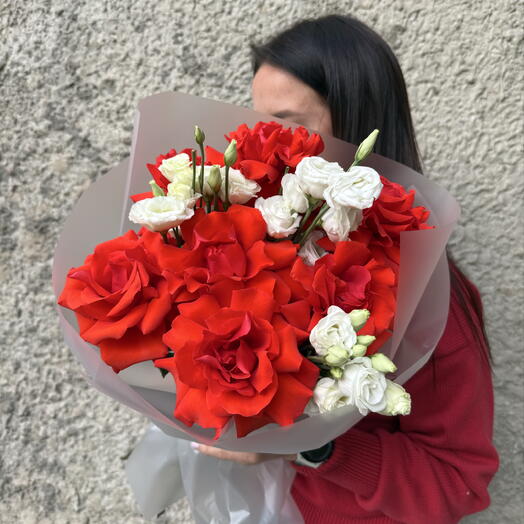 ️ Эффектный букет из 7 ярко-красных ажурных роз и 3 нежных белых эустом
