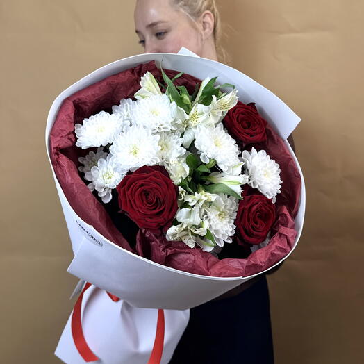 Яркий букет из красных роз, хризантем, и альстромерий