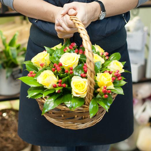 Basket of yellow roses "Autumn waltz"
