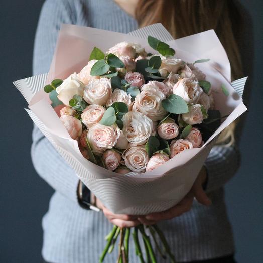 Rosas en forma de peonía de la variedad Bombastik con ramitas de eucalipto