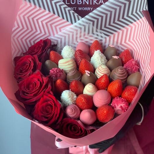Ramo de fresas en chocolate belga con rosas de Klubnika Bar MEZCLA con ROSAS
