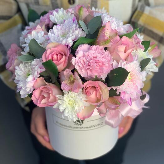 Розовая коробочка с розами, хризантемами и диантусами