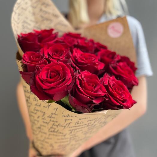 Rosas rojas en la elaboración de 15 piezas