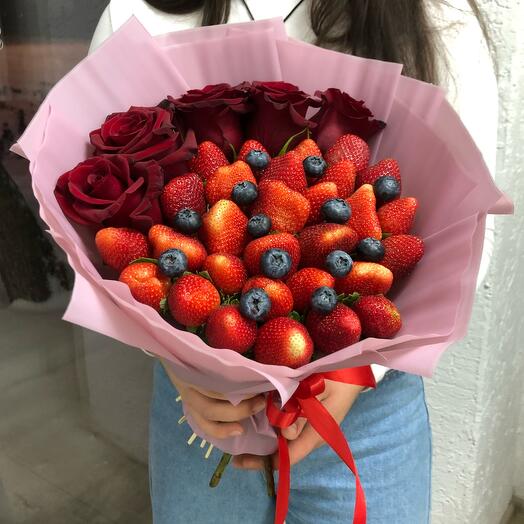 Ramo de fresas y rosas