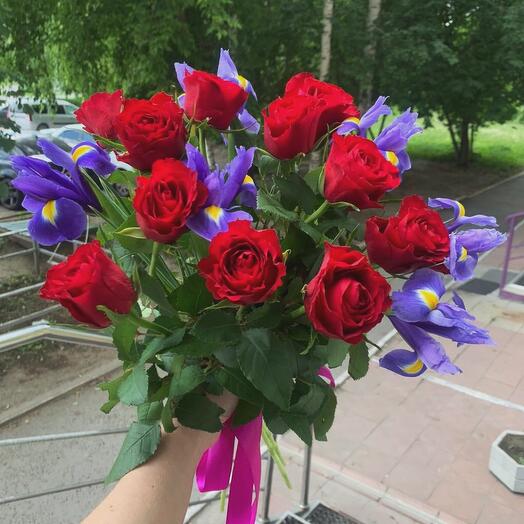 Ramo con iris y rosas