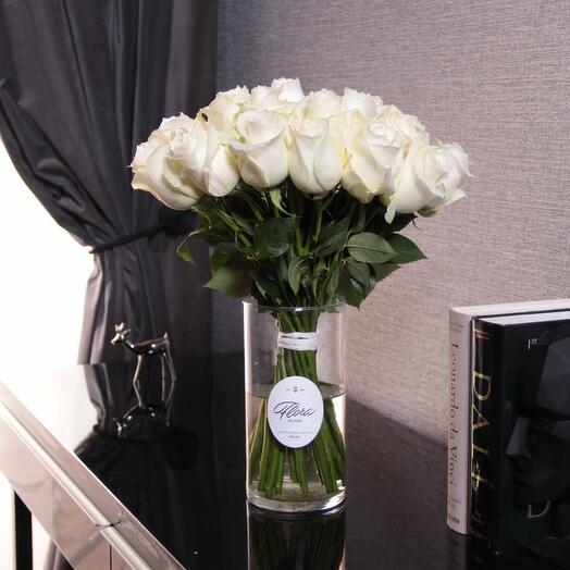 Bouquet of 25 roses "Proud" in a vase