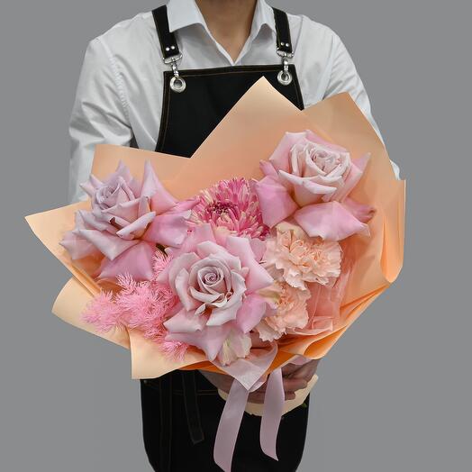 Pink bouquet with French rose and chrysanthemum
