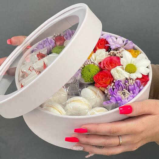 Arreglo de flores con dulces Raffaello y galletas