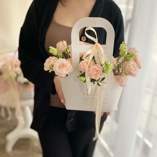Handbag with peony-shaped roses