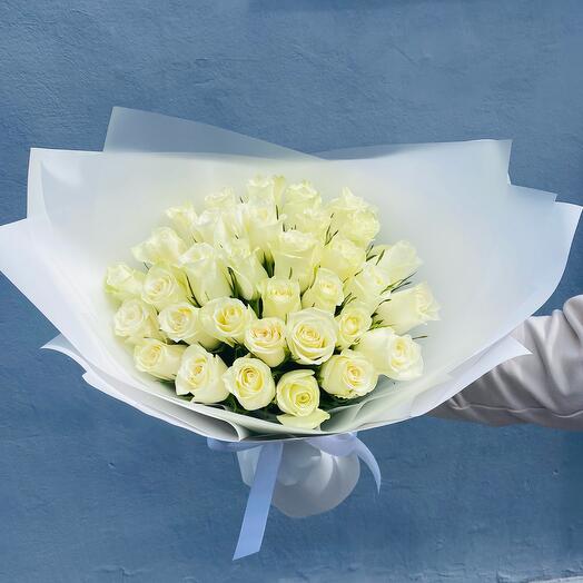 33 белые розы