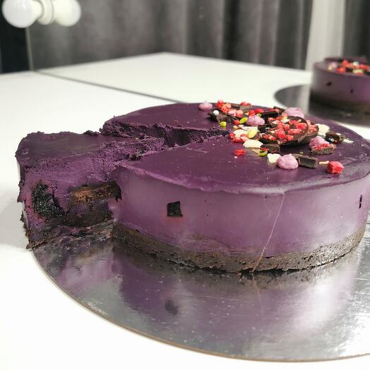 Raw-vegan торт без сахара, глютена и лактозы Черная смородина и околад с мармеладом и пралине внутри"